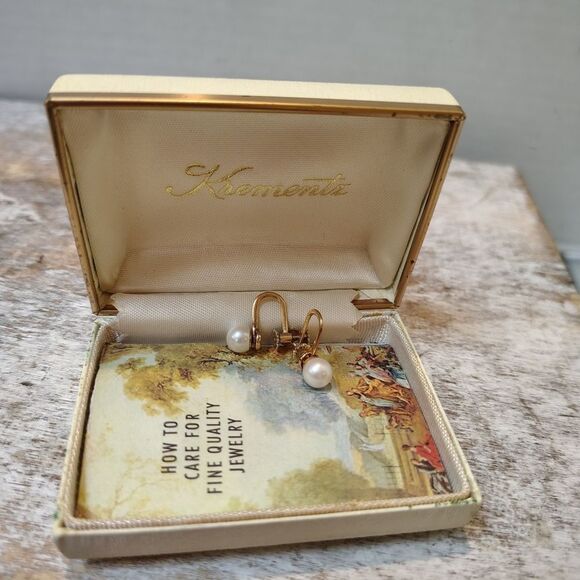 Elegant Gold and Pearl Women's Ring - Picture 4 of 4